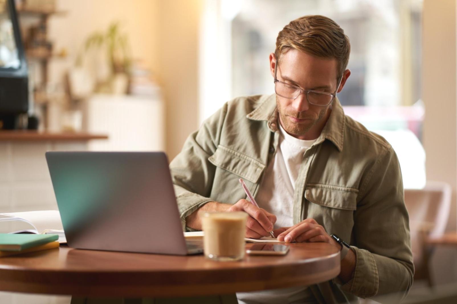 Personne travaillant sur ses finances avec des documents et calculatrice